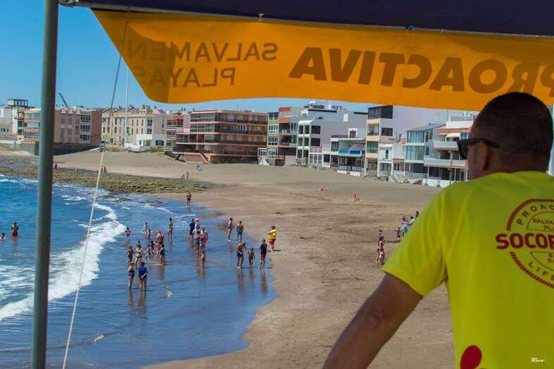 Socorrista de Proactiva, en la playa de Salinetas (Foto Antonio Rico)